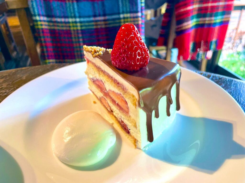 ストロベリーショートケーキ（チョコレートがけ）