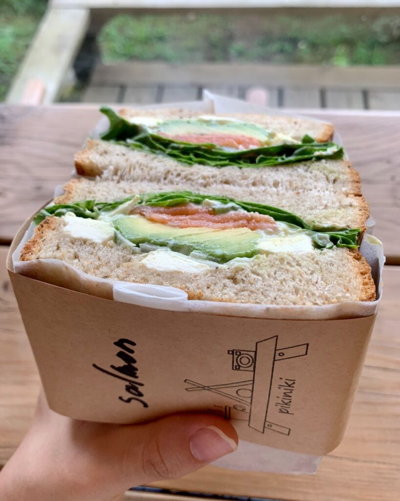 わさびとサーモンクリームチーズのサンドウィッチ