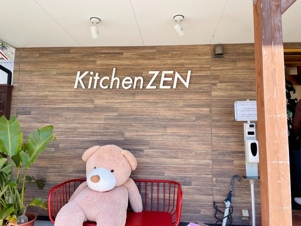 キッチンZENの店の前